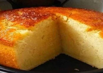 gateau-au-lait-et-a-la-semoule-sans-sucre-parfume-a-la-vanille-et-au-citron