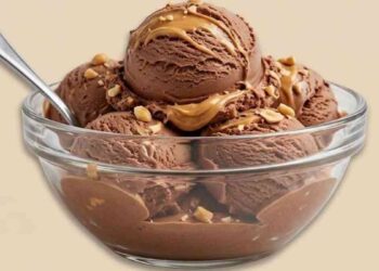 Glace maison ultra-crémeuse au chocolat et au beurre de cacahuète