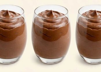 Mousse au chocolat classique et crémeuse