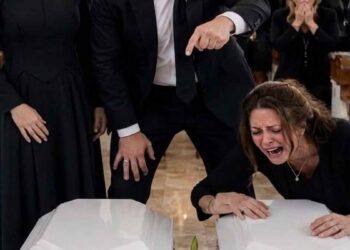 aux-funerailles-de-mes-jumeaux-alors-que-leurs-petits-cercueils-se-tenaient-devant-moi-mon-mari-est-arrive-aux-cotes-de-sa-maitresse-et-a-siffle-dieu-les-a-pris-parce-quil-savait-quel-gen