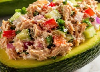 avocats-farcis-a-la-salade-de-thon-une-recette-fraiche-saine-et-delicieuse
