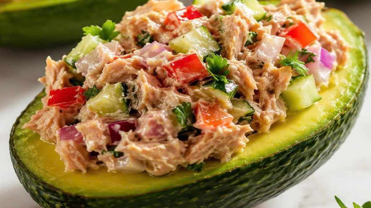 avocats-farcis-a-la-salade-de-thon-une-recette-fraiche-saine-et-delicieuse