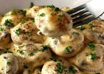 champignons-de-paris-a-la-sauce-cremeuse-a-lail