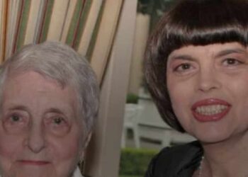mireille-mathieu-fete-ses-80-ans-toujours-loin-de-la-retraite-la-chanteuse-partage-son-quotidien-dans-sa-maison-familiale-davignon-avec-sa-soeur