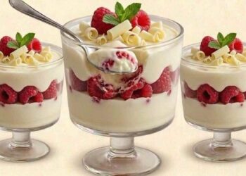verrines-de-framboises-a-la-mousse-au-chocolat-blanc