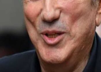 michel-drucker-se-confie-sur-un-episode-traumatisant-de-son-enfance-dans-son-nouveau-livre-avec-le-temps